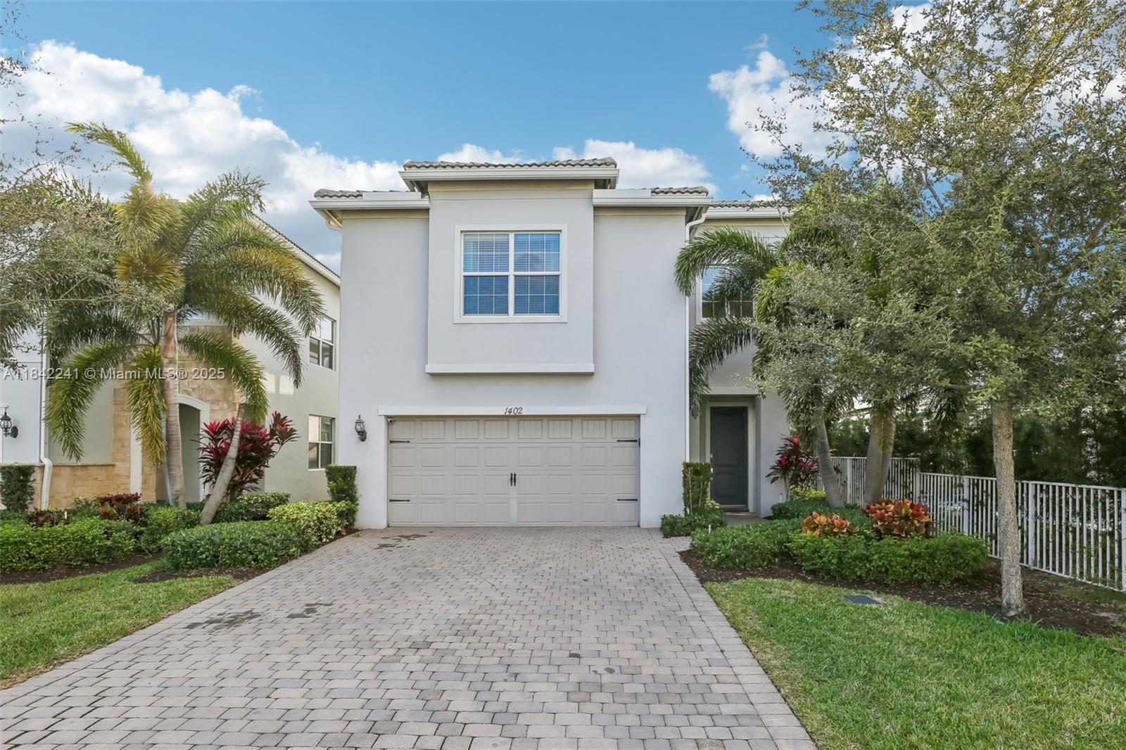 Property Photo: 1402 Myrtle Oak Ter FL 33021