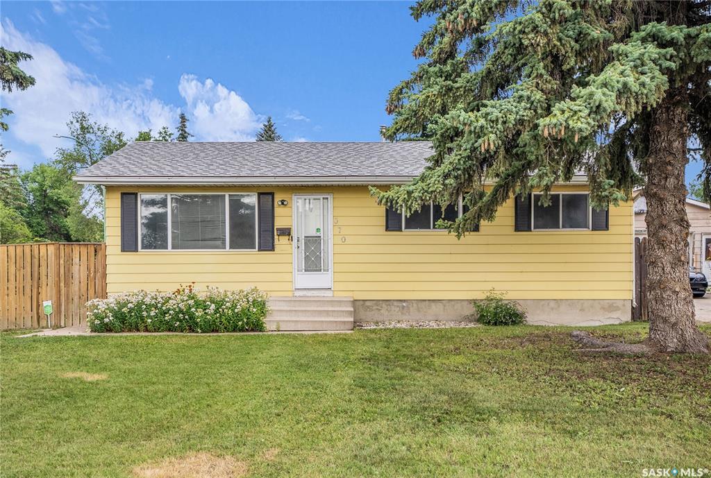 Property Photo:  370 Pendygrasse Road  SK S7M 4M2 