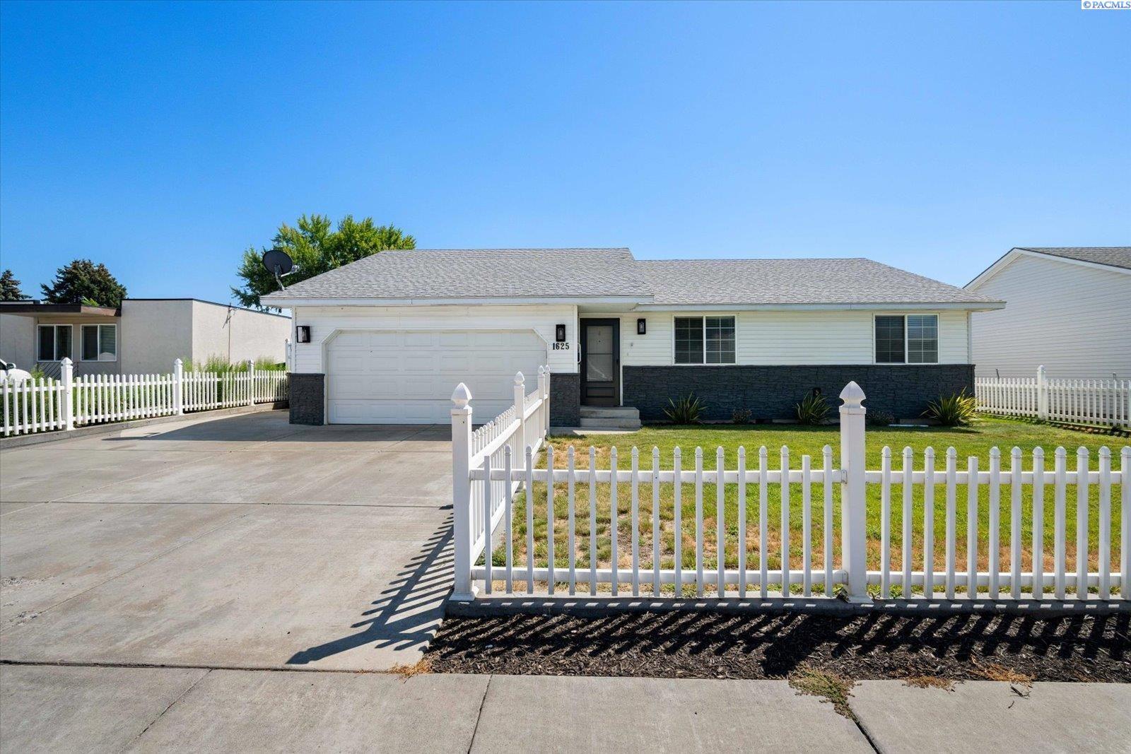 Property Photo:  1625 W 4th Pl  WA 99336 