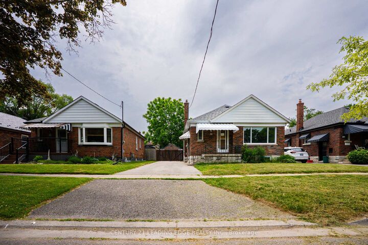 Property Photo:  96 Oakes Avenue  ON L1G 6C6 