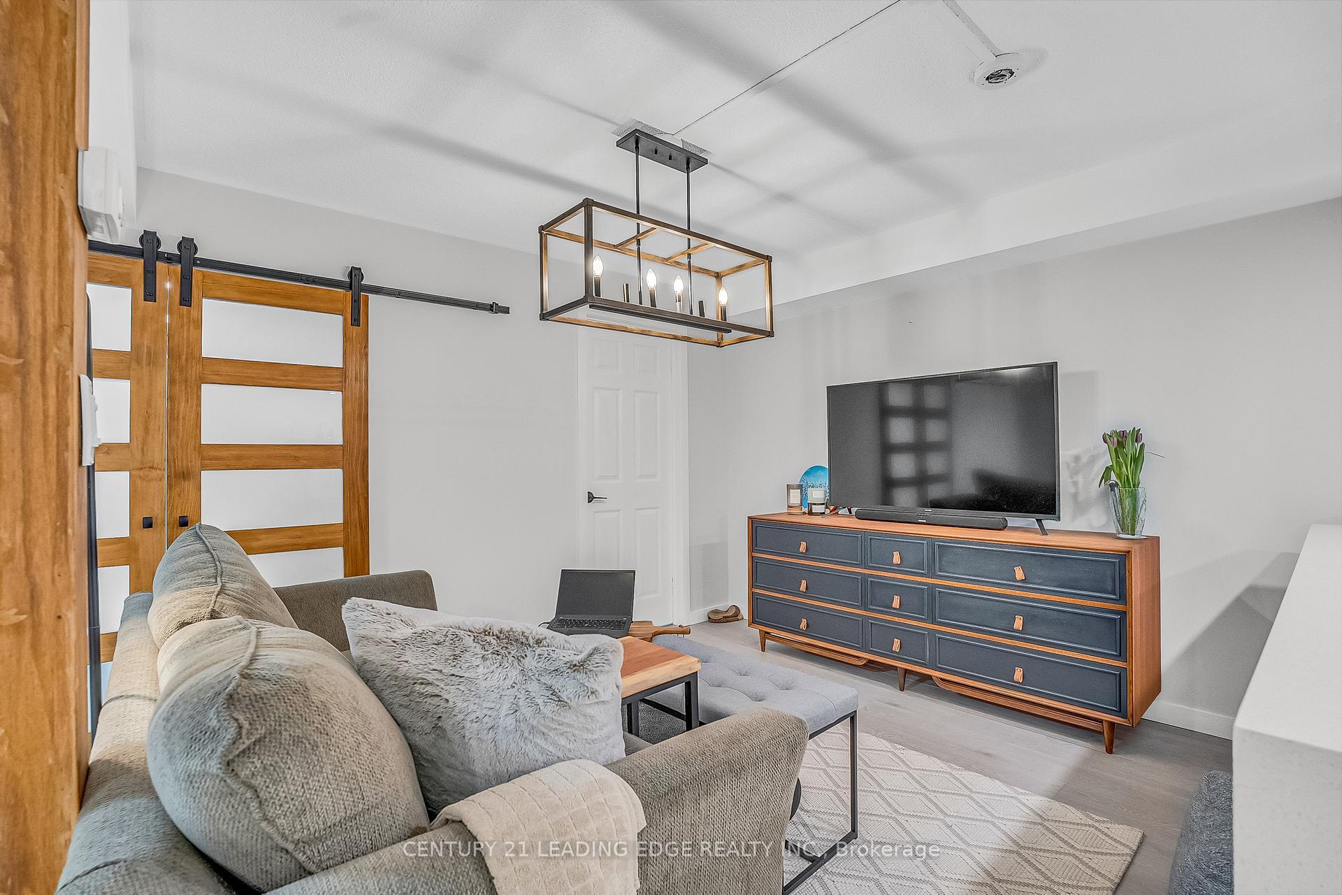 Property Photo: 705 King Street W 805 ON M5V 2W8