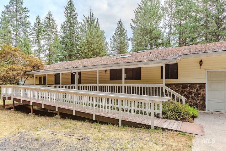 Property Photo:  325 Westwood Terrace Drive  ID 83544 