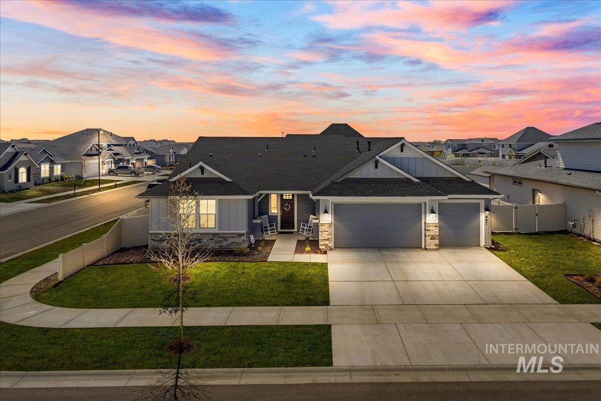 Property Photo:  997 E Sweet Pearl St  ID 83634-3572 