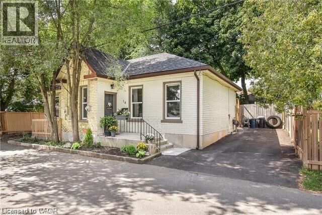 Photo de la propriété: 14 Barrie Lane ON N1S 3A4