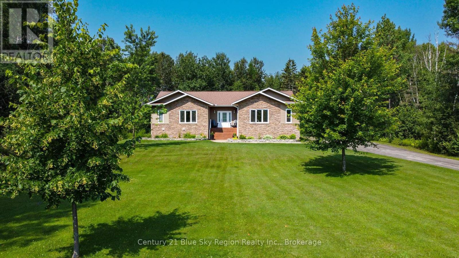 Property Photo:  805 Evansville Drive  ON P2B 2K5 