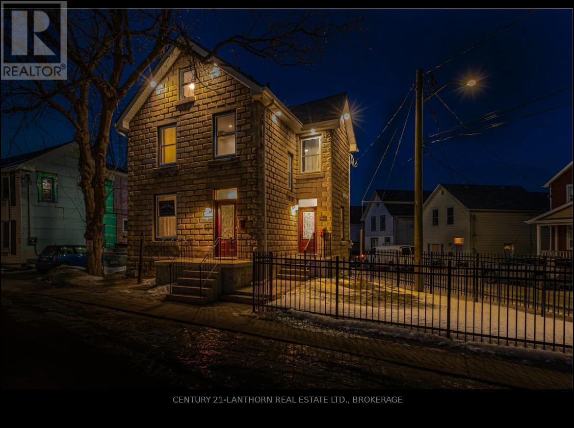 Photo de la propriété:  45 Chestnut Street  ON K7K 3X4 