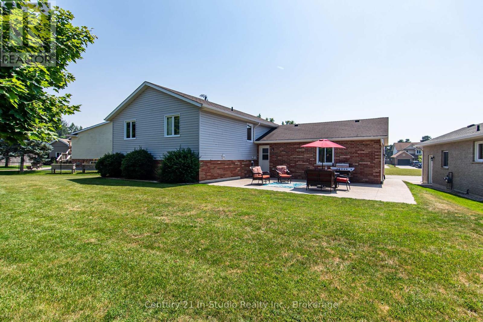 Photo de la propriété: 423 St Clair Court ON N2Z 3B4