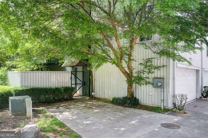 Property Photo: 241 Maynard Terrace SE 7 GA 30316