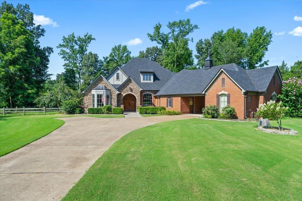 Property Photo: 325 Woodsedge Dr TN 38028