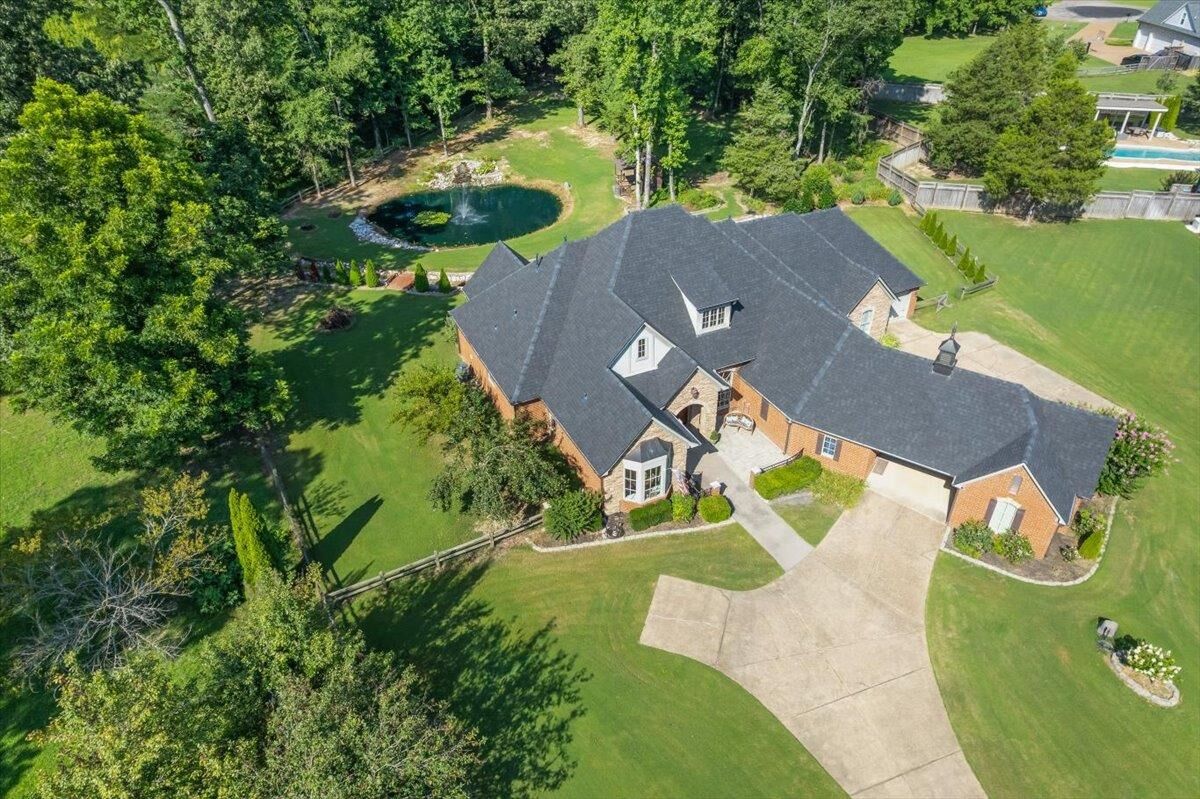 Property Photo: 325 Woodsedge Dr TN 38028