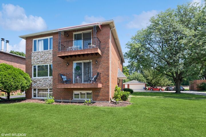 Property Photo:  801 Barnsdale Road  IL 60526 