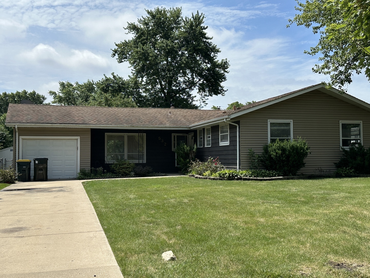 Property Photo: 532 Apache Lane IL 60188