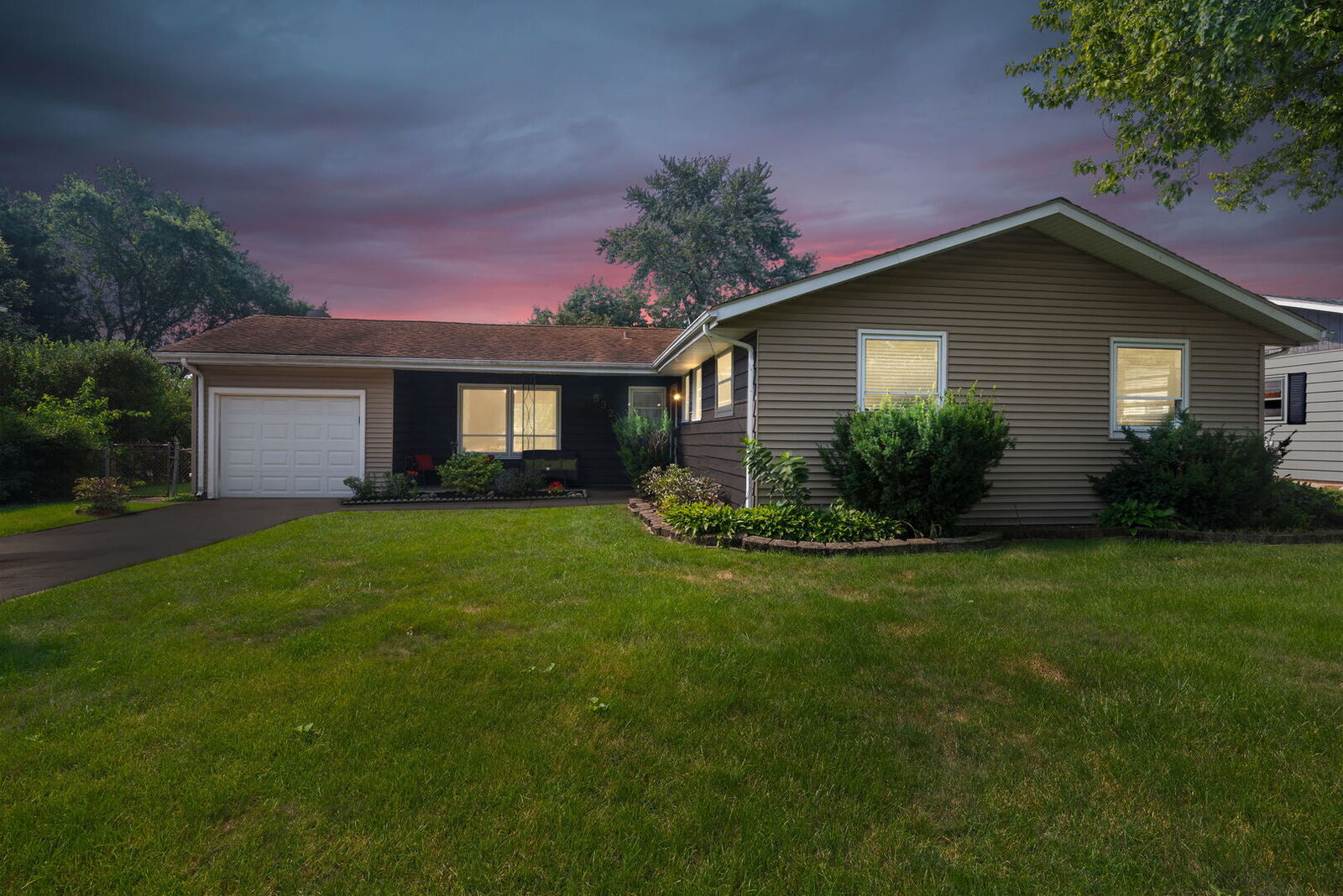 Property Photo: 532 Apache Lane IL 60188