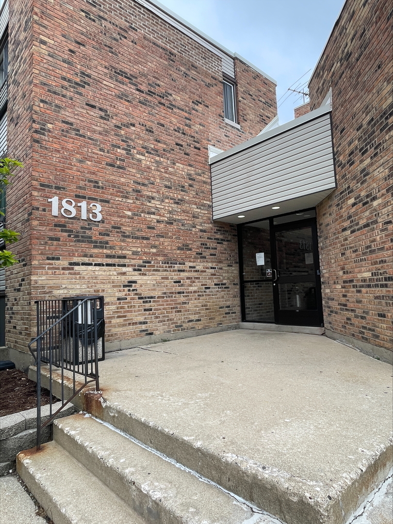Property Photo:  1813 Hemlock Place 206  IL 60173 