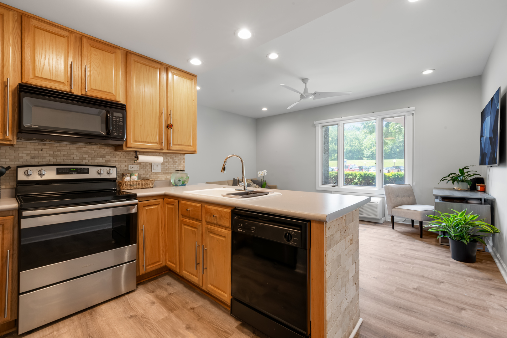 Property Photo: 1 Renaissance Place 8gf IL 60067