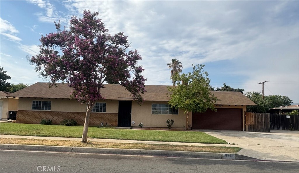 Property Photo:  878 E Holly Street  CA 92376 