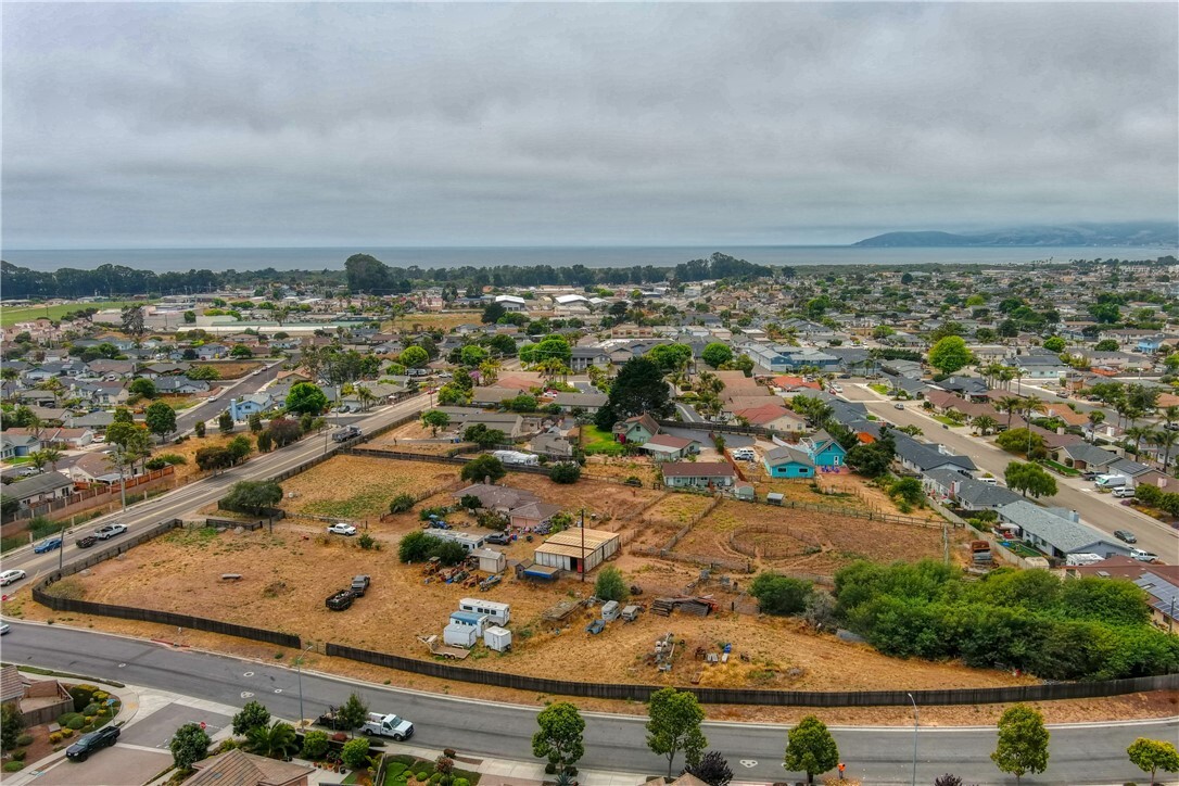 Property Photo: 1591 1601 Farroll Road CA 93433