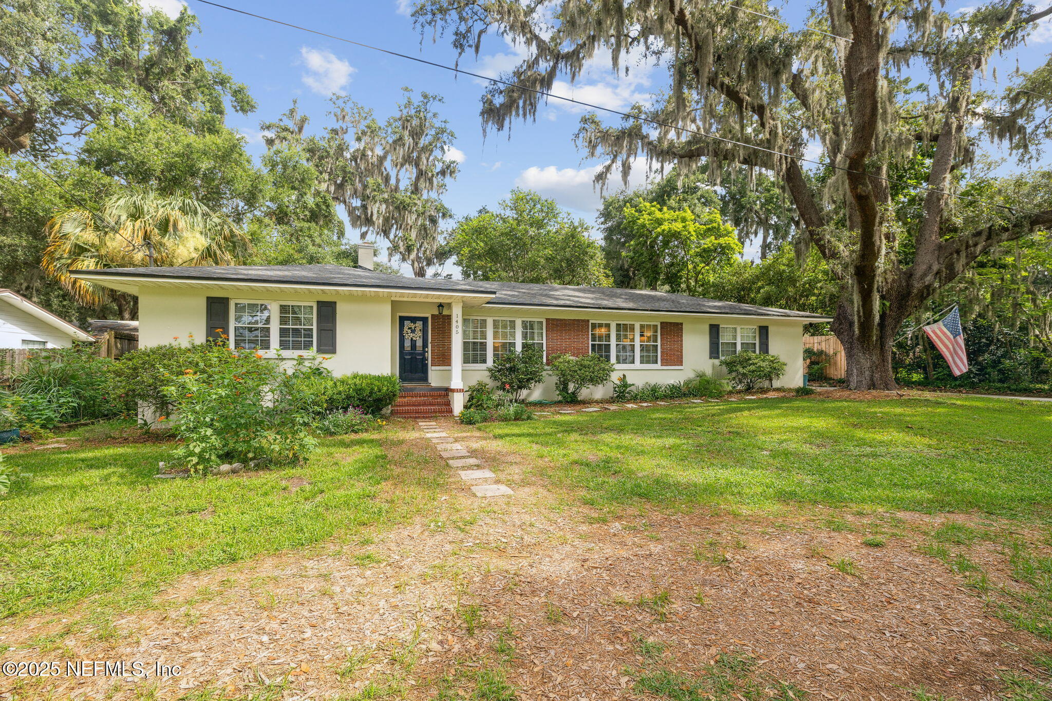 Property Photo: 1405 Redbud Lane FL 32207