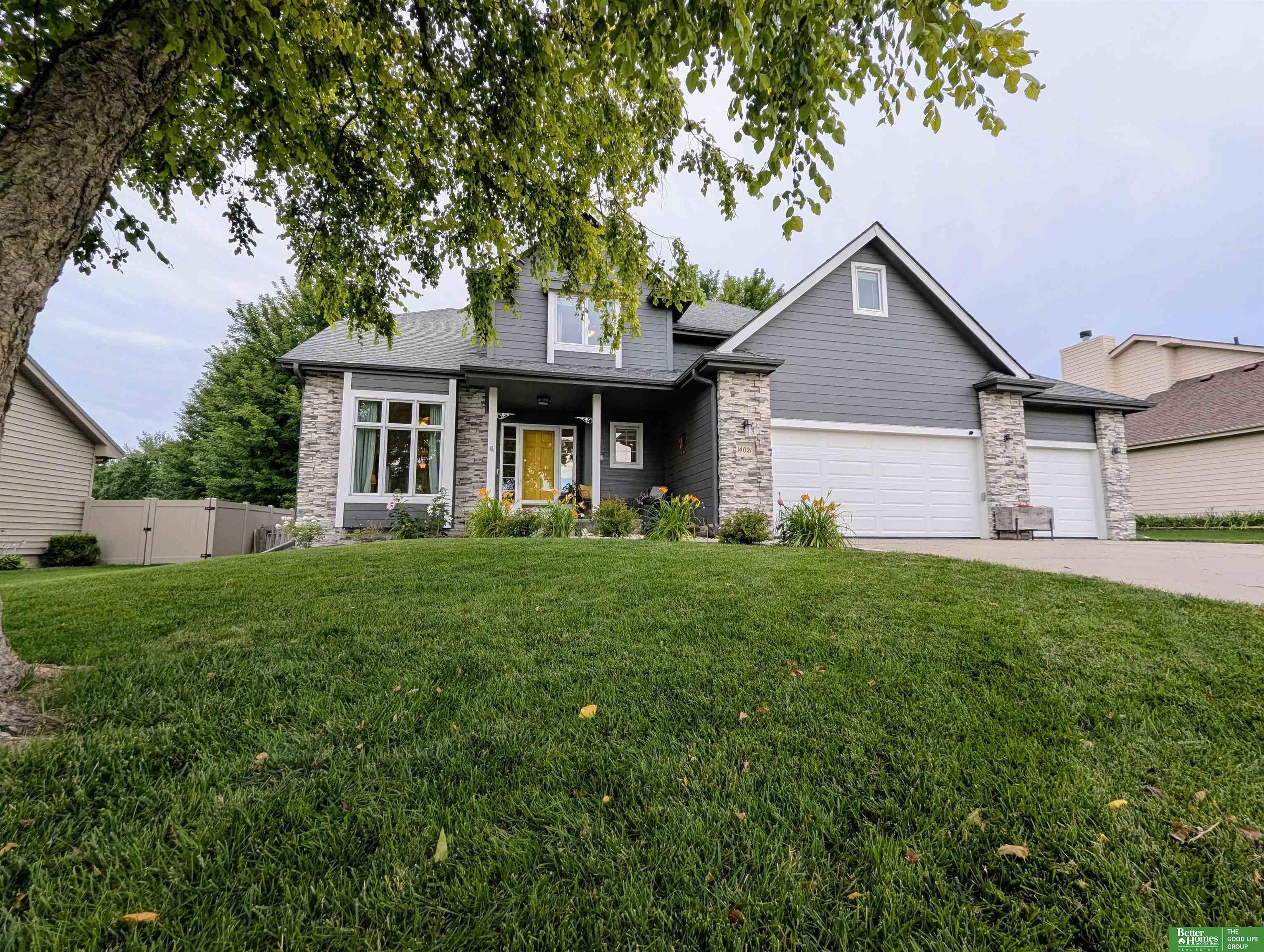 Property Photo: 14021 Camden Avenue NE 68164