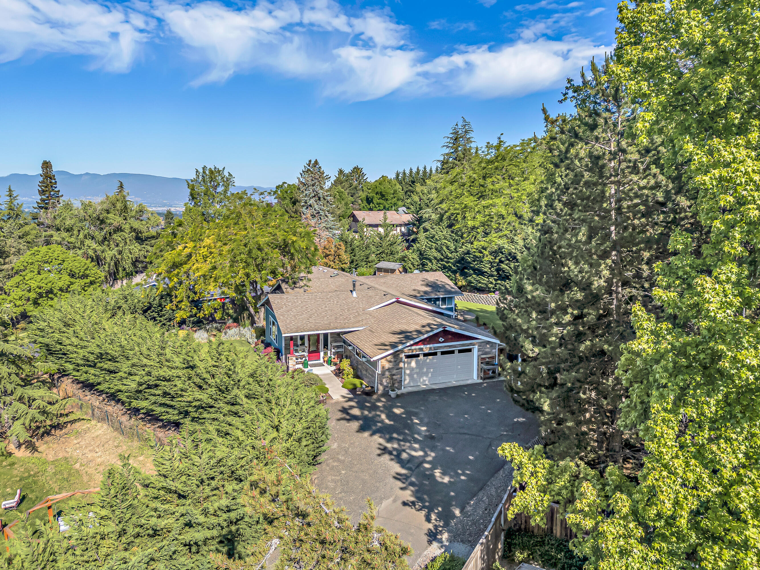 Property Photo:  1457 Angelcrest Drive  OR 97504 