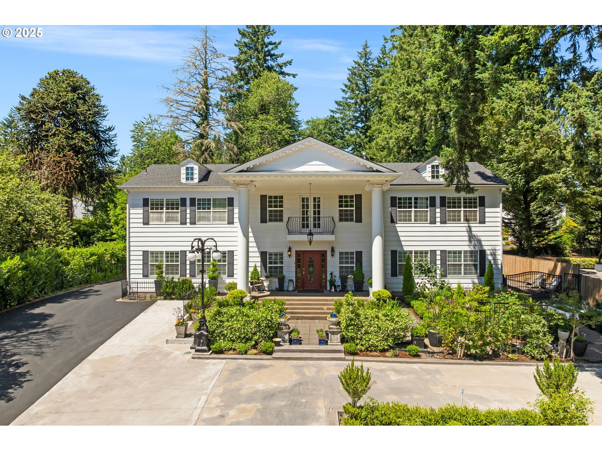 Property Photo: 1505 Country Club Rd OR 97034