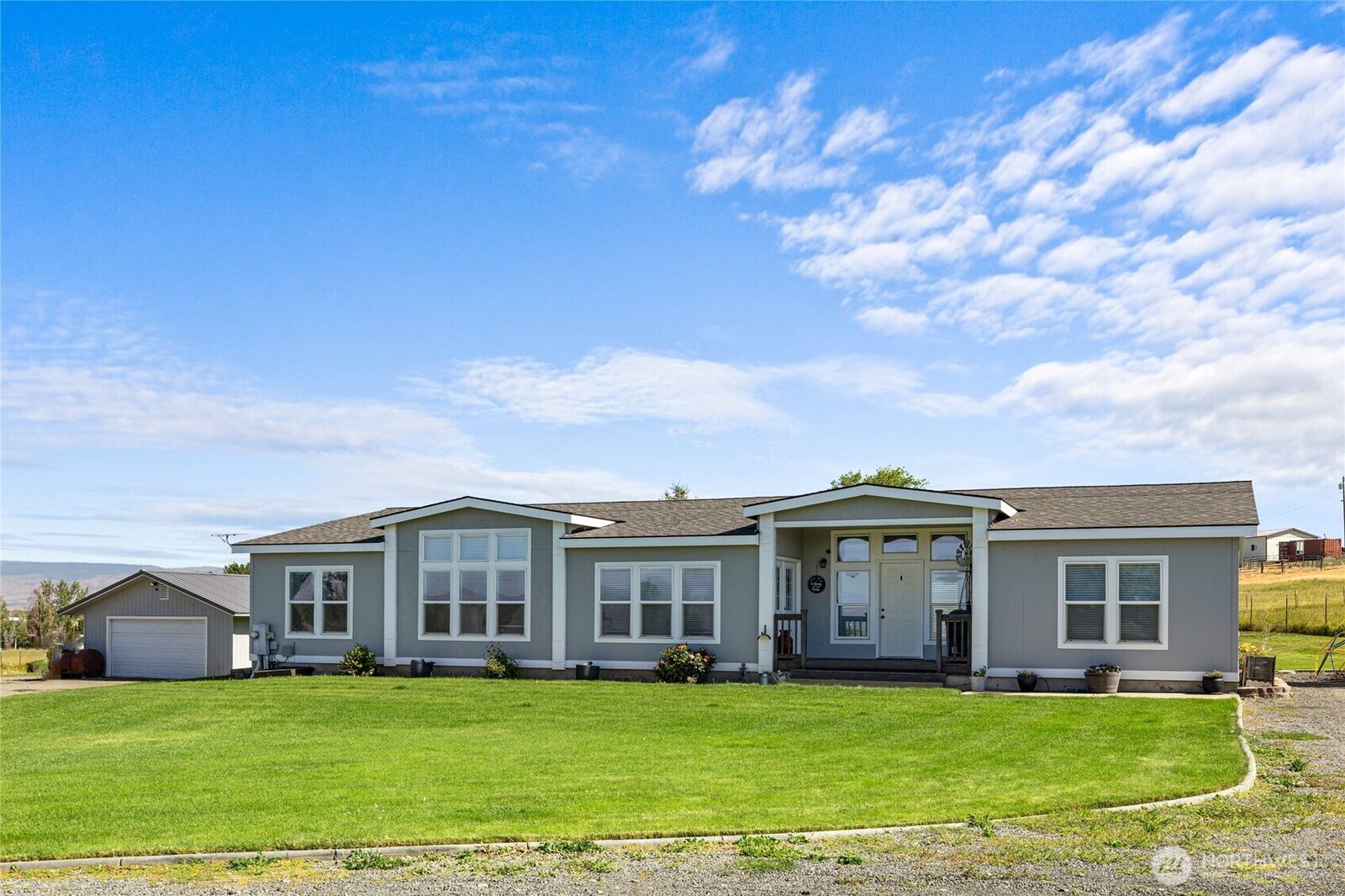 Property Photo: 2801 Clerf Road WA 98926