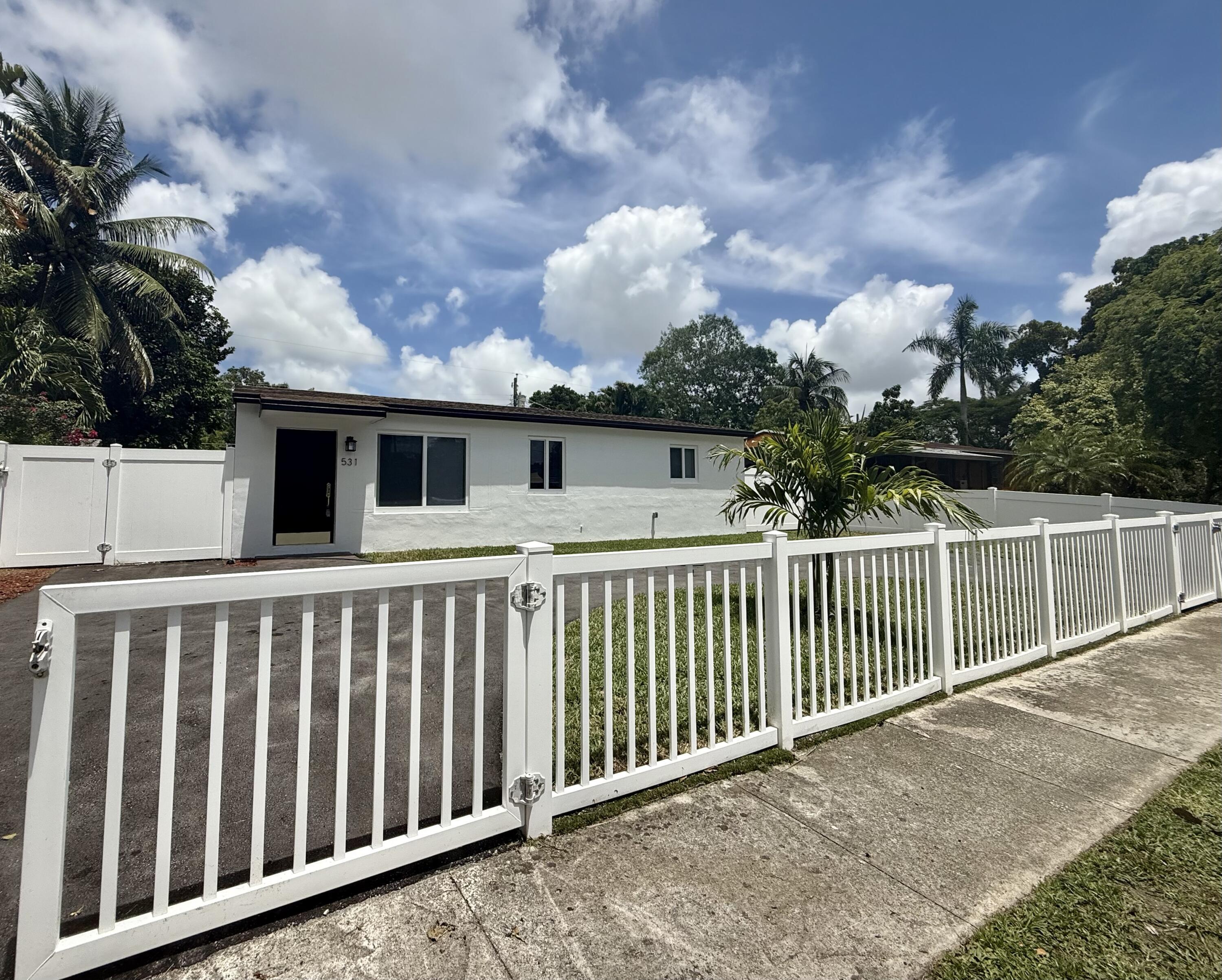 Property Photo: 531 N 68th Terrace FL 33024