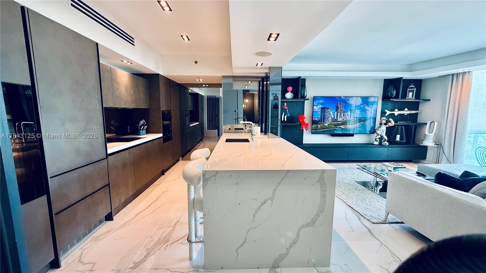 Property Photo:  1000 S Pointe Dr 1706  FL 33139 