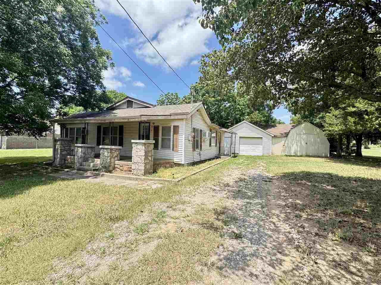 Property Photo: 214 E 9th Place OK 74023