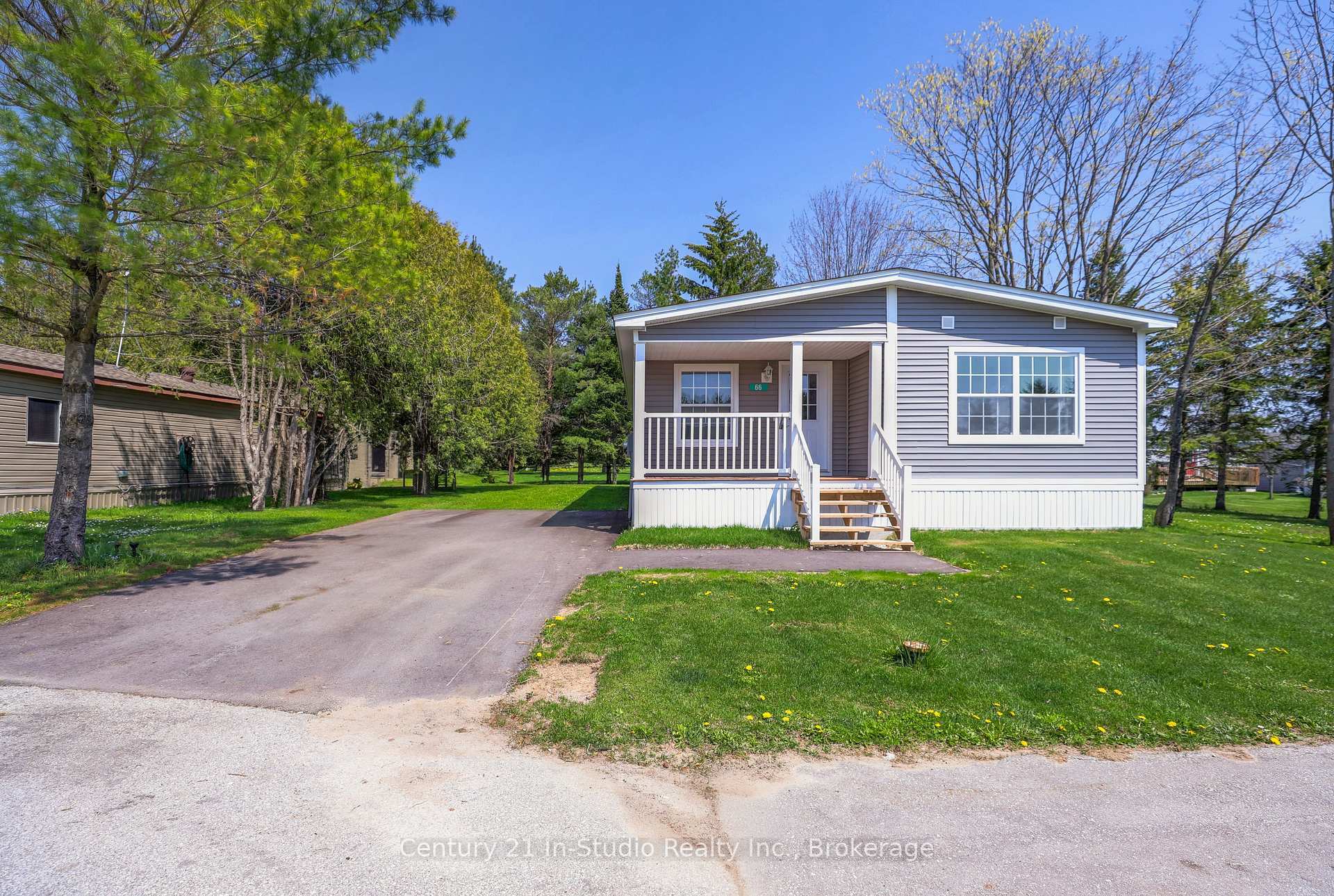 Property Photo:  66 Sussex Square  ON N4K 5N5 