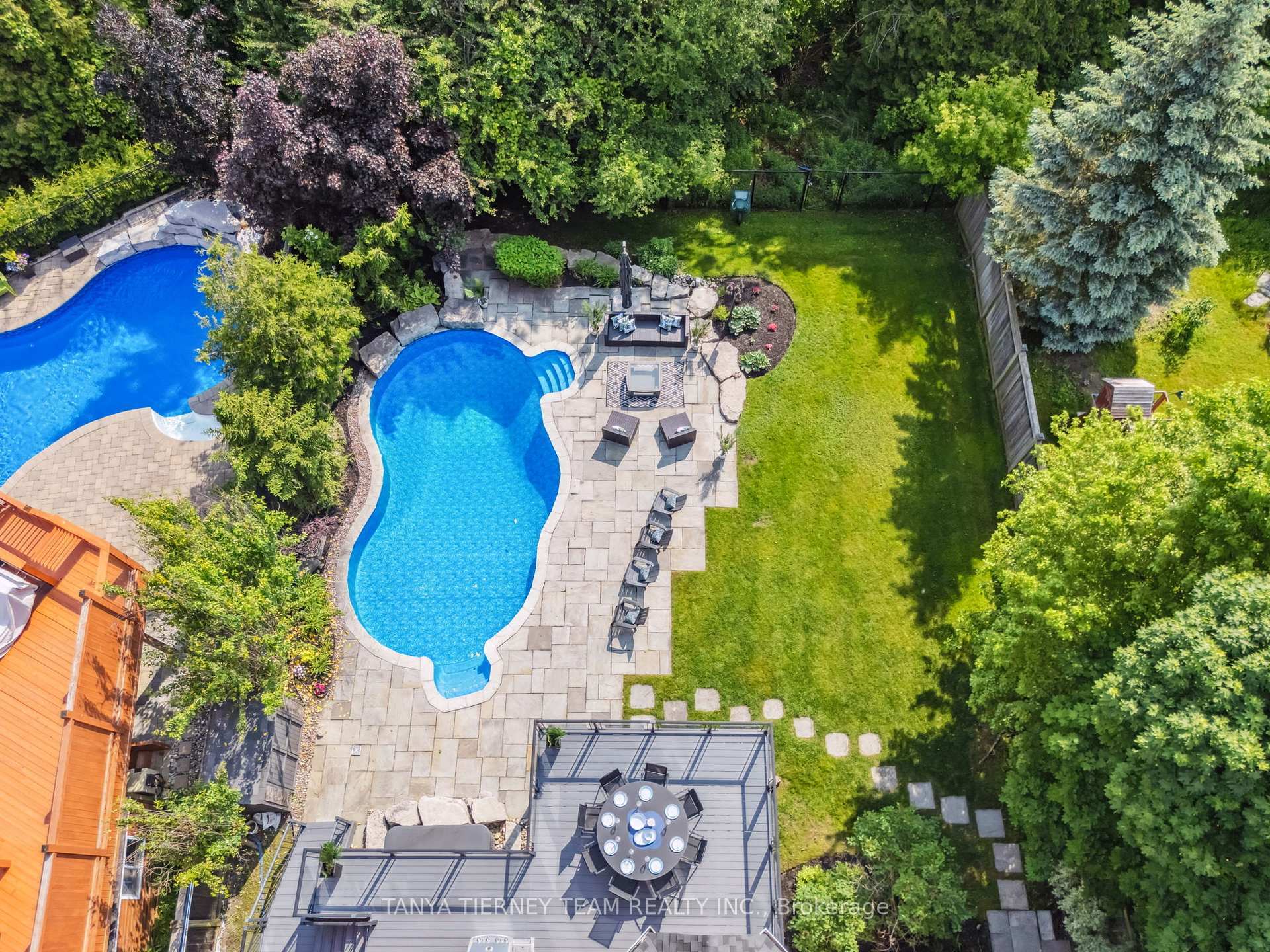 Photo de la propriété: 17 Covington Drive ON L1M 2K6