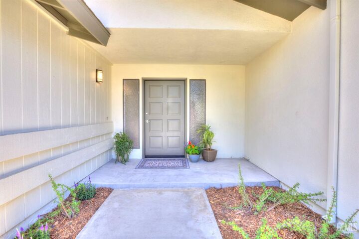 Property Photo:  924 Bermuda Street  CA 93309 
