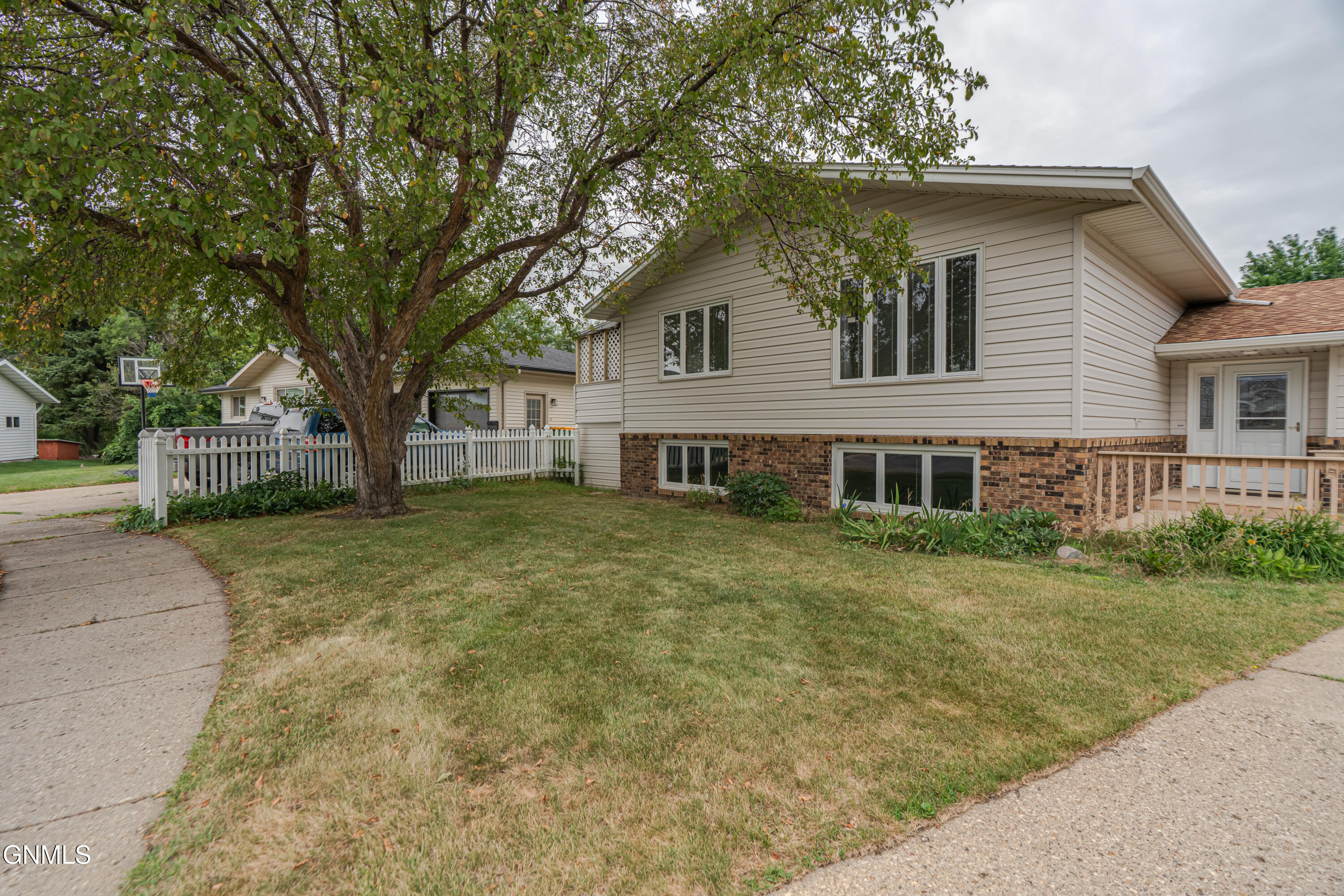 Property Photo:  602 Hillview Place NE  ND 58554 