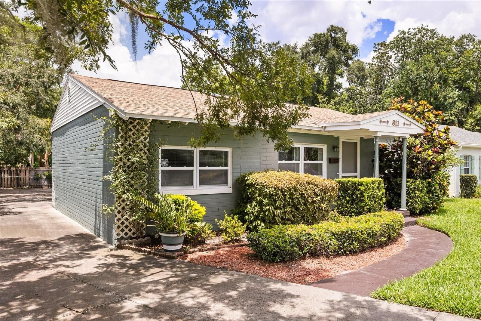 Property Photo:  811 Briercliff Drive  FL 32806