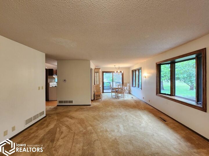 Property Photo:  1 Asbury Court  IA 50401 