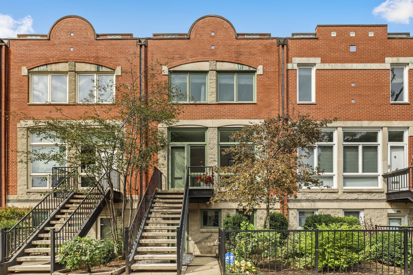 Property Photo: 1352 W Wrightwood Avenue IL 60614