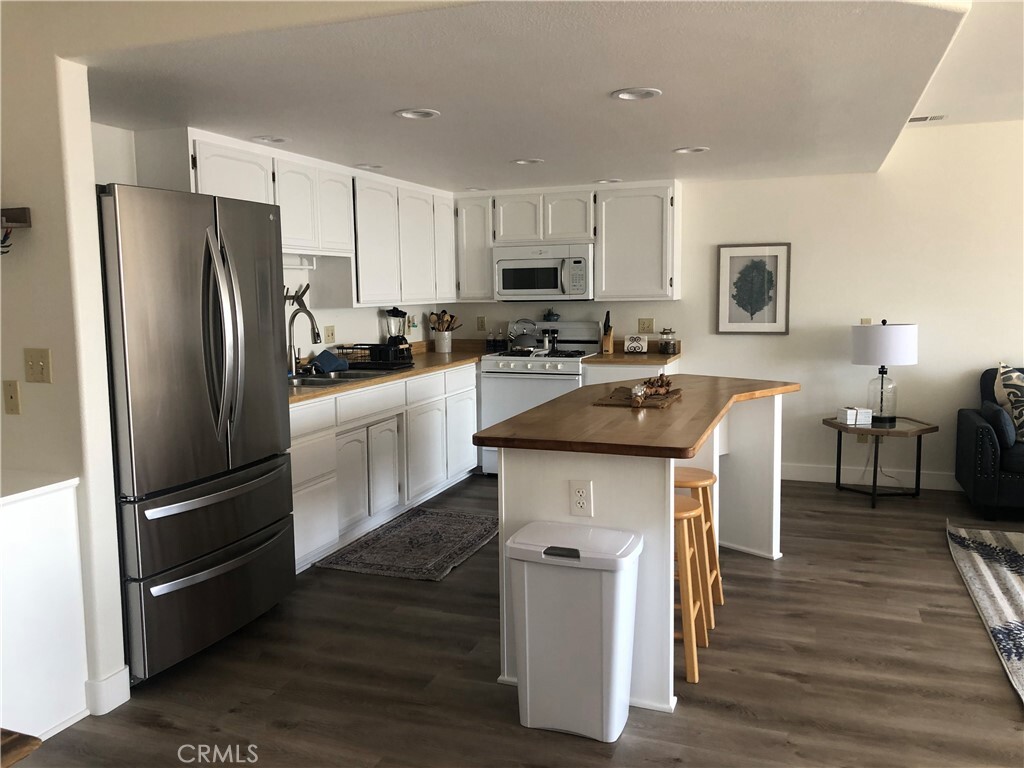 Property Photo: 1124 -A Front Street CA 93442