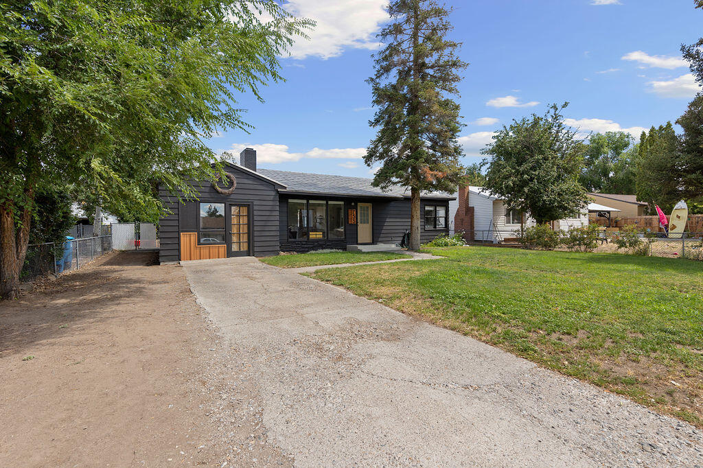 Property Photo:  755 NE Ochoco Avenue  OR 97754 