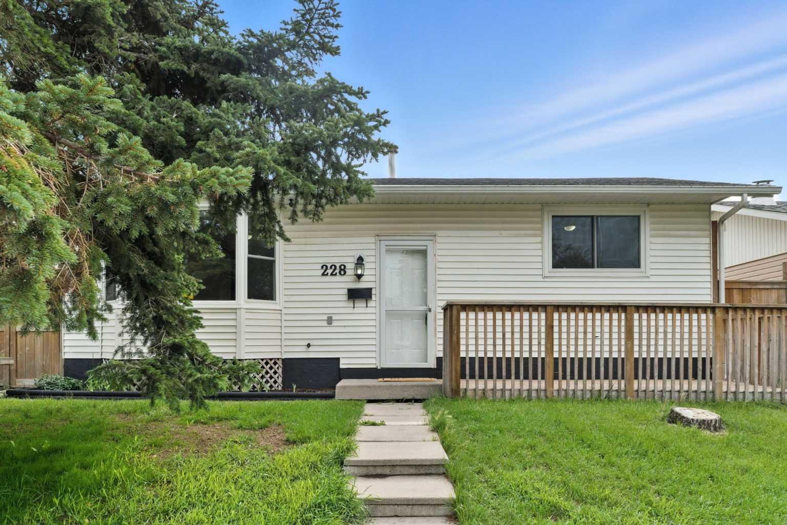 Property Photo: 228 Penswood Way SE AB T2A 4T3