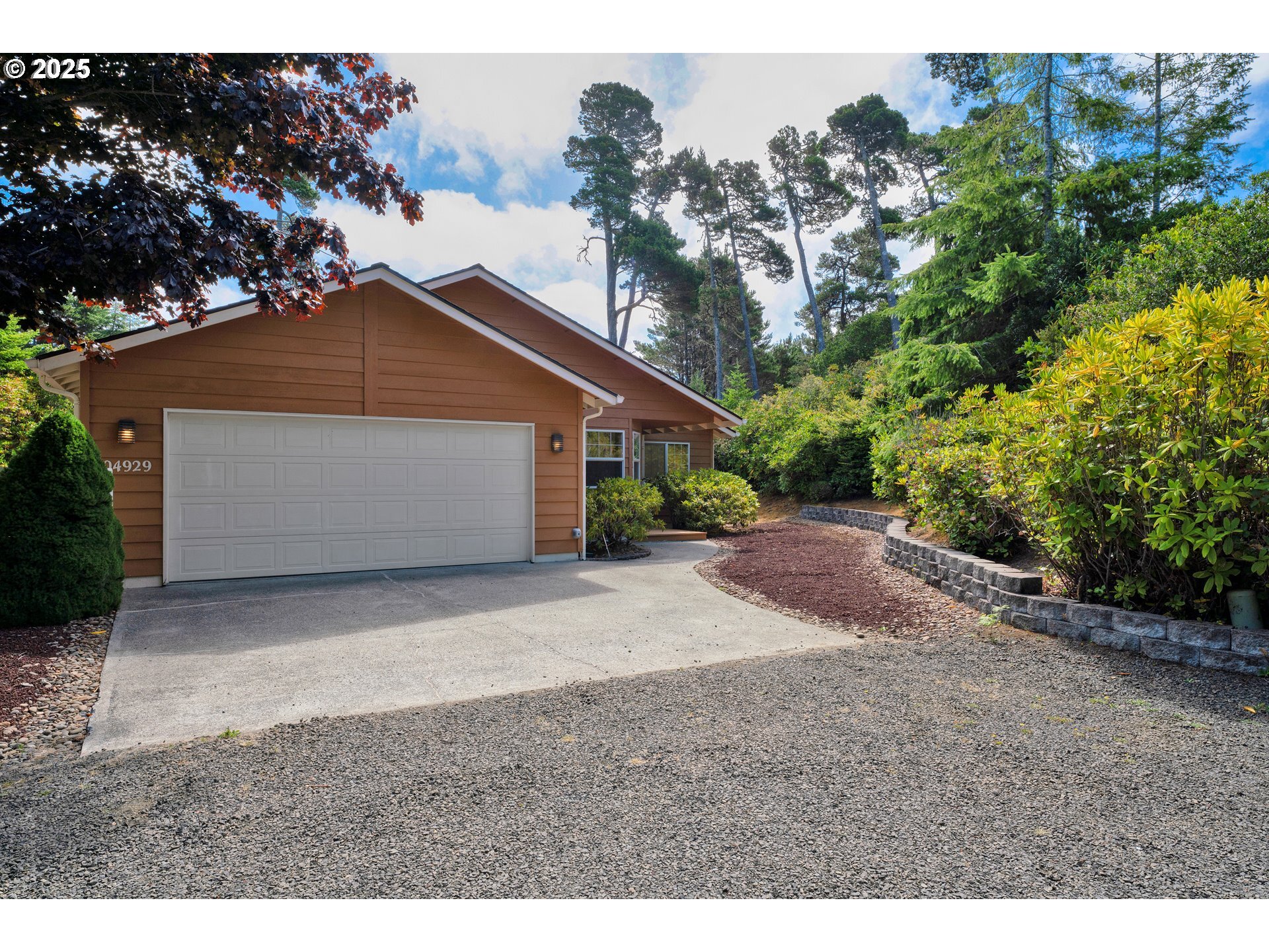 Property Photo:  4929 Oceana Dr  OR 97439 