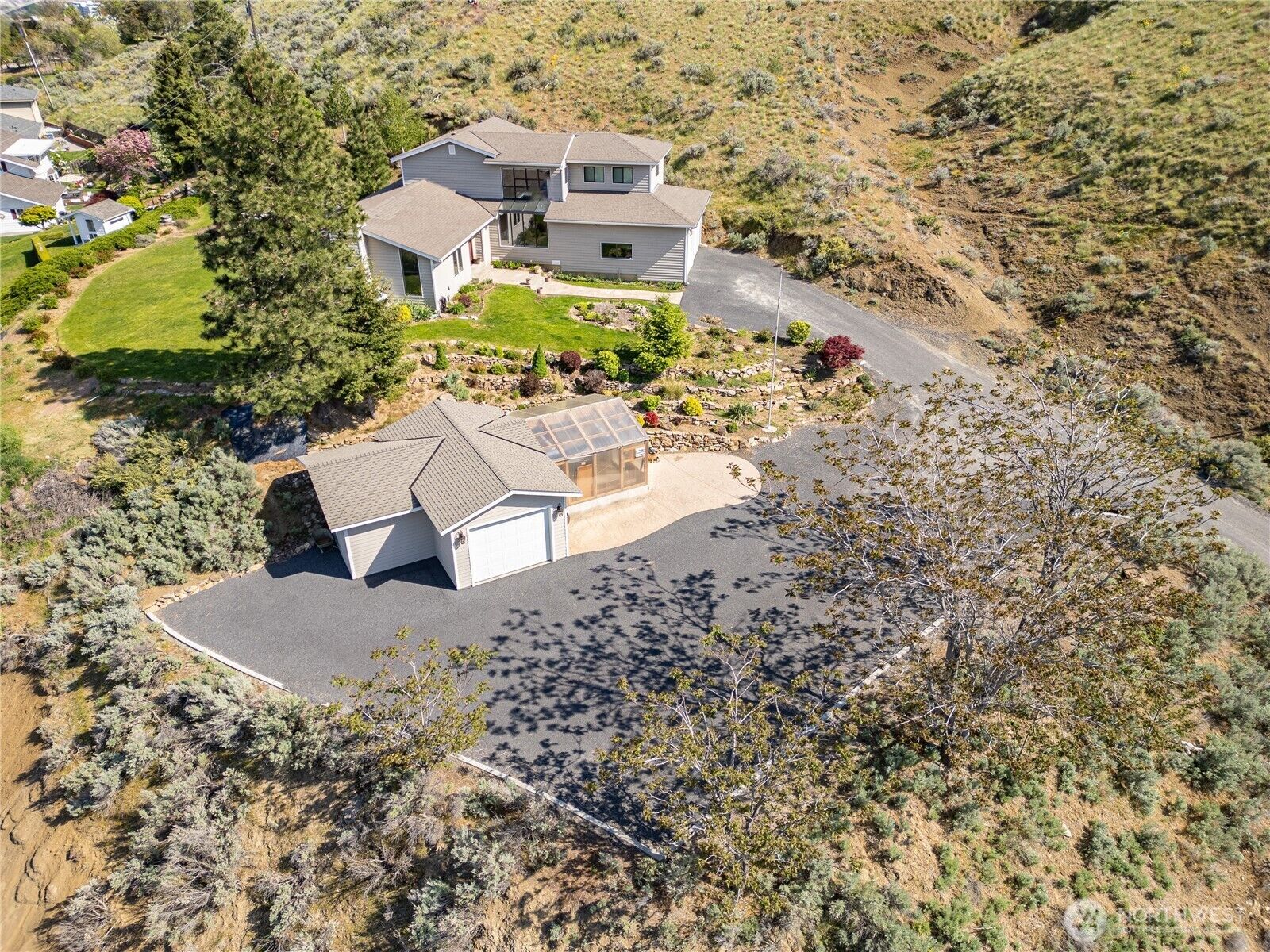 Property Photo: 1811 Skyline Drive WA 98801
