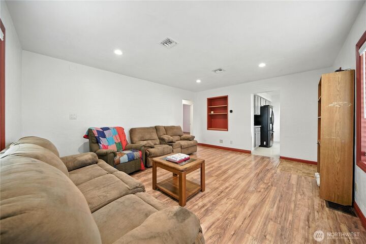 Property Photo:  1210  Tillamook Street  WA 99362 