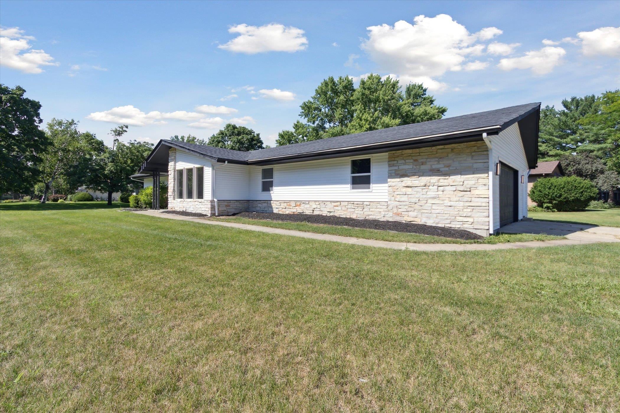 Property Photo: 653 Valley Forge Trail IL 61072