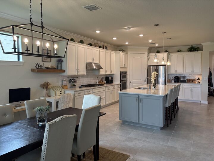 Property Photo: 740 SE Villandry Way FL 34984