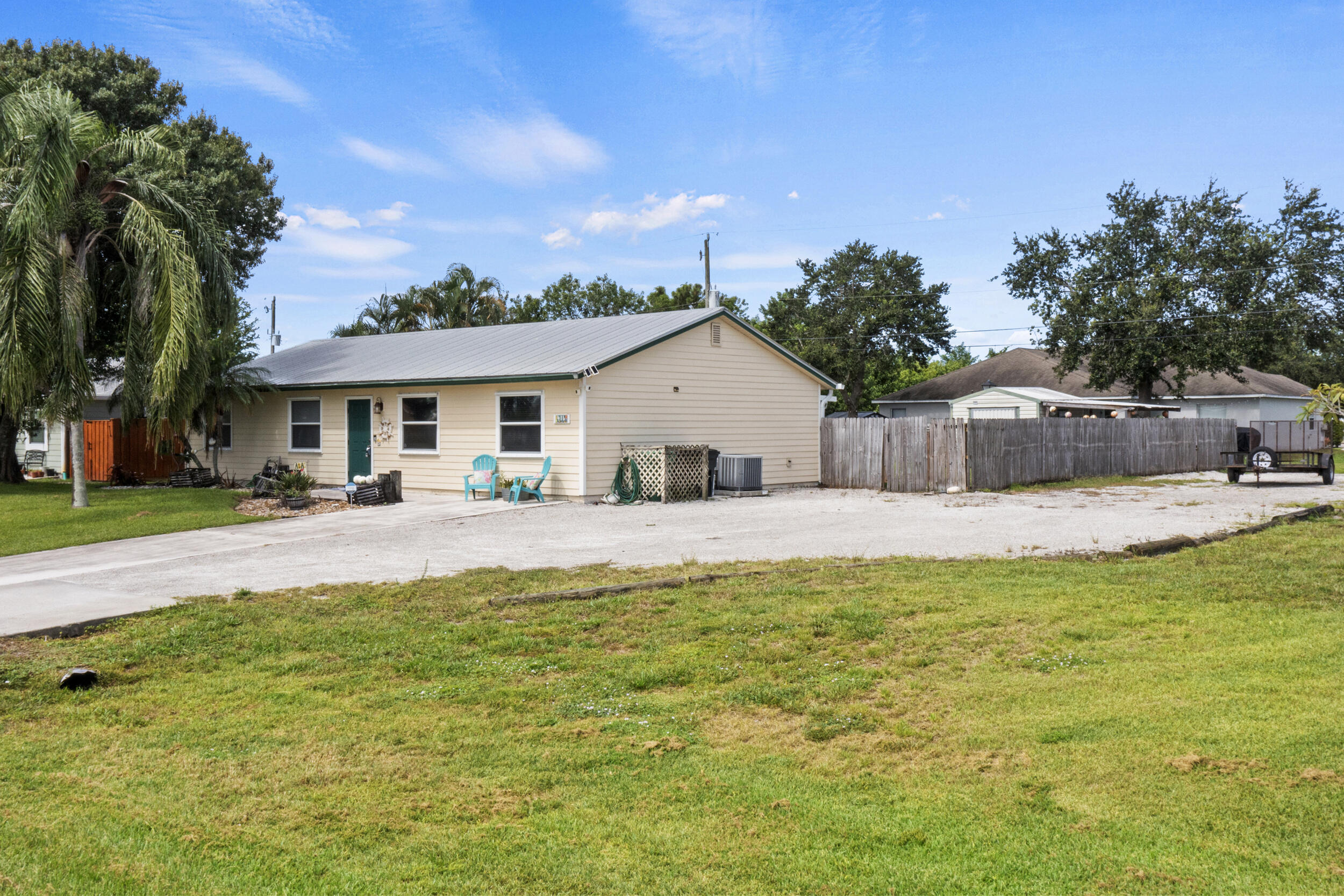 Property Photo: 416 SW Bradshaw Circle FL 34953
