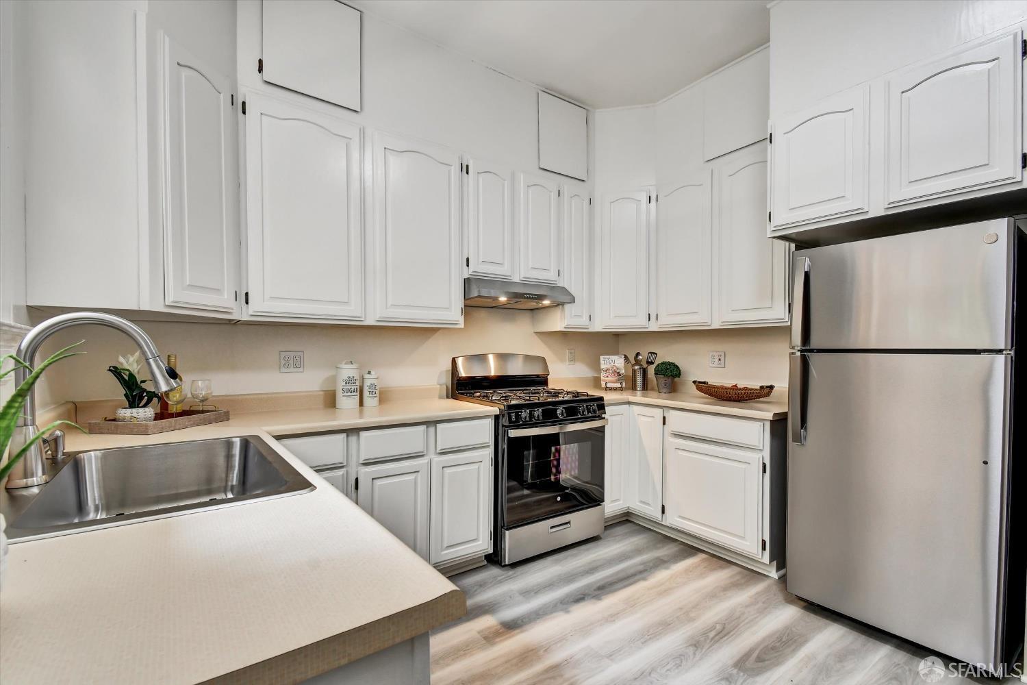 Property Photo:  45 Auburn Street A  CA 94133 