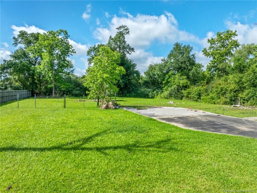 Property Photo: 2235 Pinewood Drive LA 70607