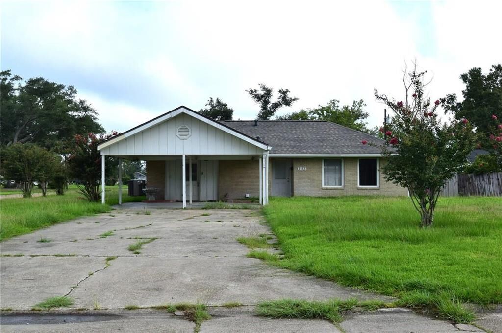 Property Photo:  616 W Claude Street W  LA 70605 