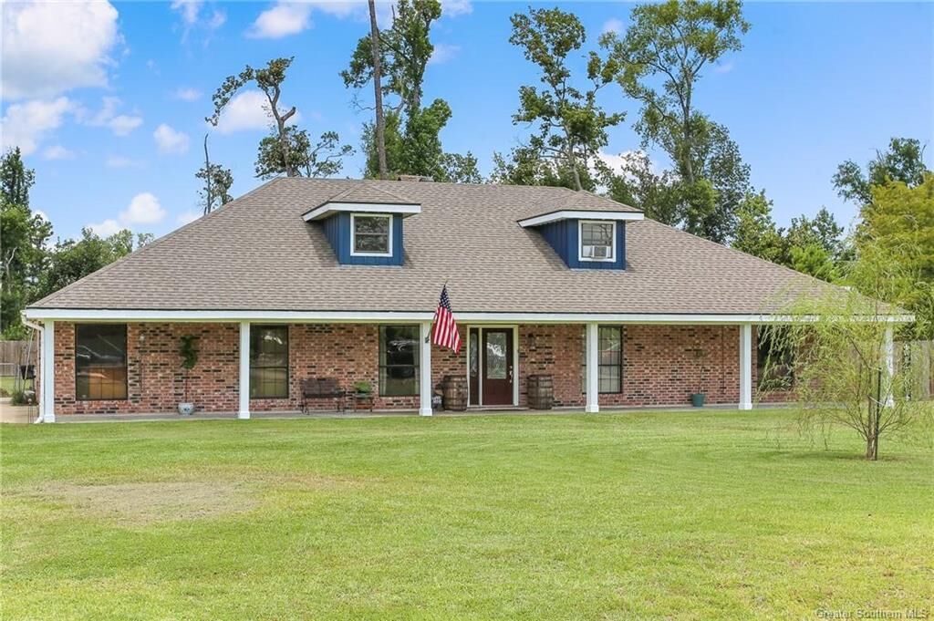Property Photo: 828 Woodland Hills Drive LA 70611