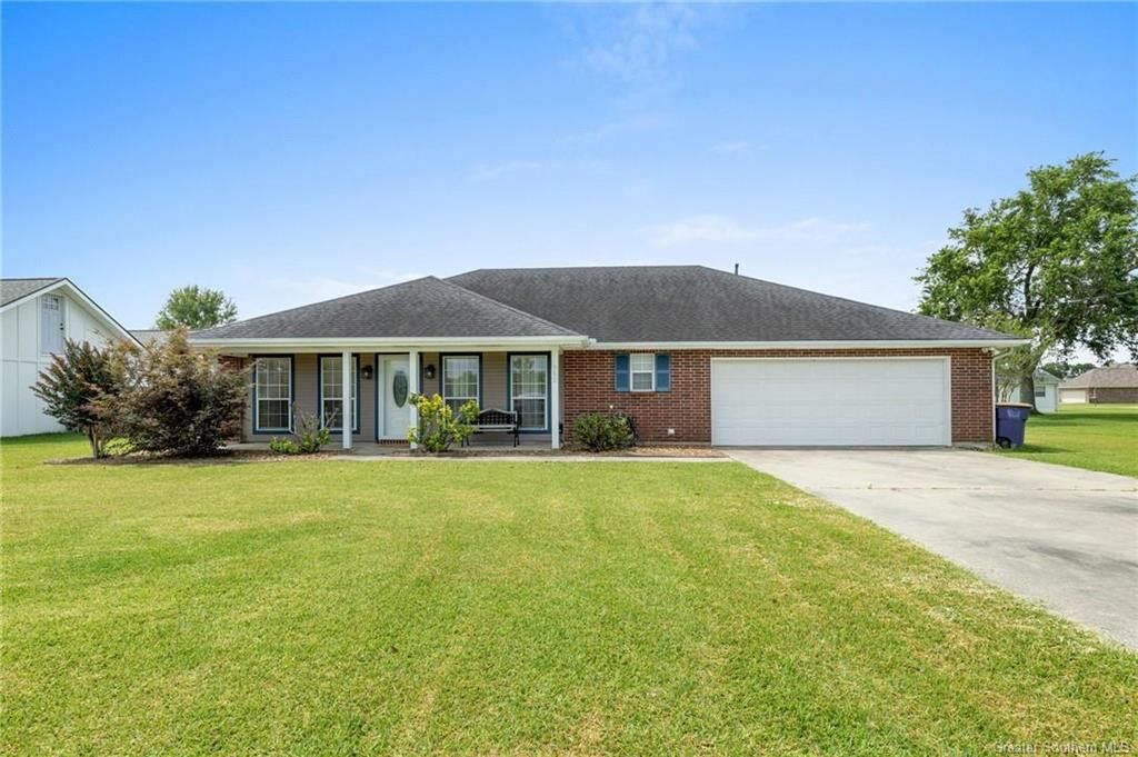 Property Photo: 902 E 2nd Street E LA 70647
